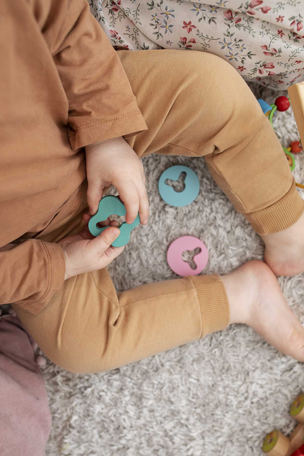 gros-plan-mignon-enfant-tenant-un-jouet-en-bois