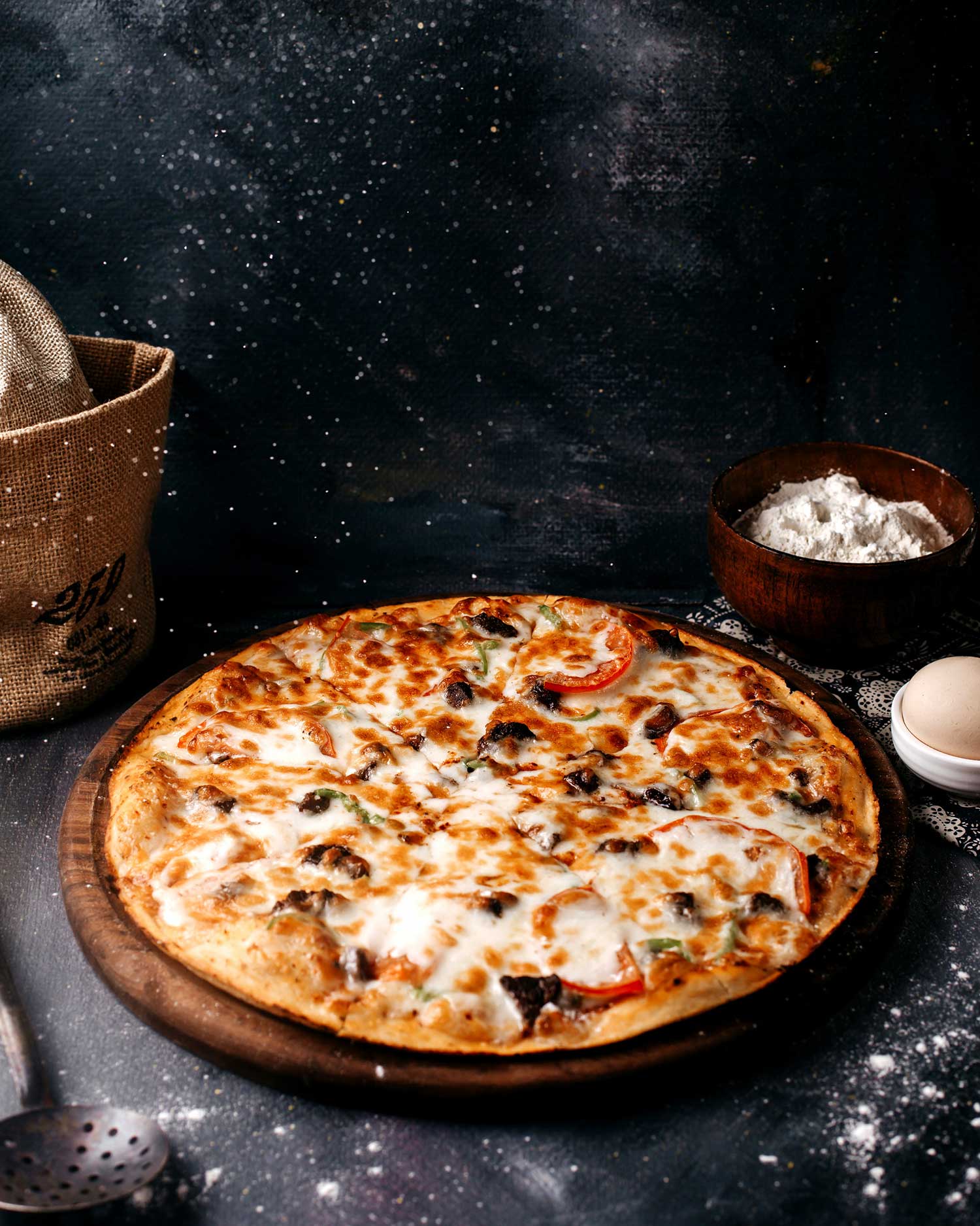 pizza-au-fromage-sur-la-surface-en-bois-brune-sur-la-surface-lumineuse